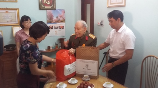 Quận Cầu Giấy làm tốt công tác xã hội hóa chăm sóc người có công ảnh 1